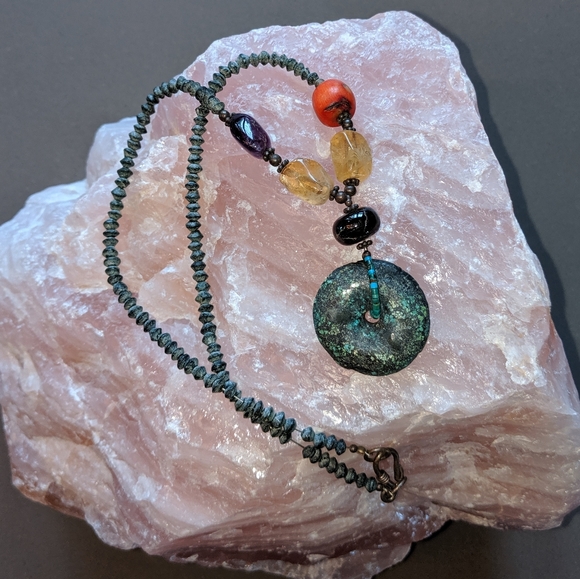 unknown Jewelry - Round turquoise pendant glass beaded necklace
